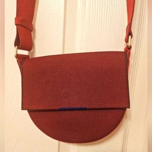 Rothys crossbldy saddle bag in red